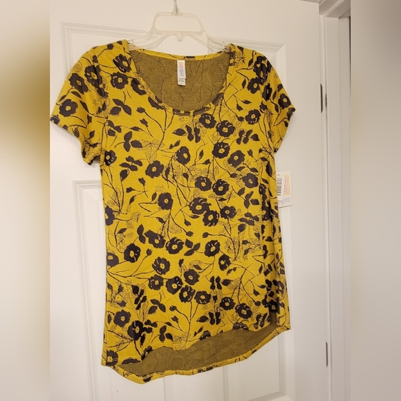 *Bundle Item* NWT Lularoe Classic Black and Gold Floral Short Sleeve Tee - Picture 1 of 4